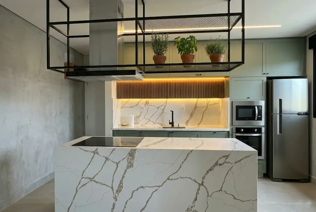 Cozinha moderna verde sÃ¡lvia com ilha em mÃ¡rmore e painel ripado iluminado - Planned