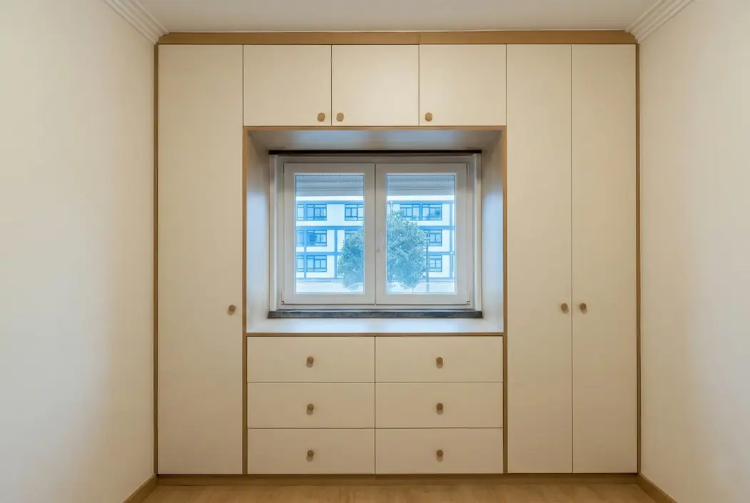 Roupeiro planeado com Ã¡rea de janela, gavetas centrais e portas laterais - Planned